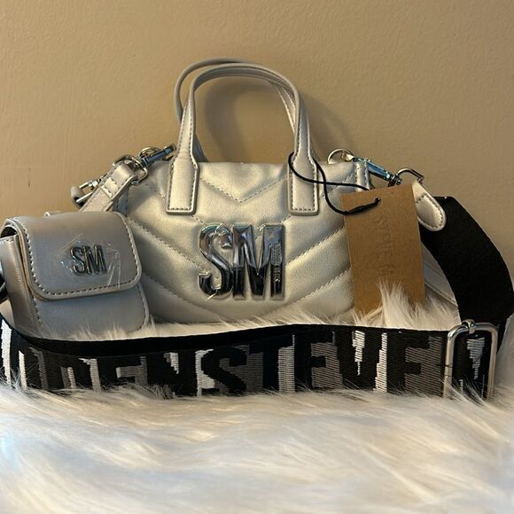 NWT Steve Madden (BARI) Crossbody Bag - Silver Metallic w/ AirPod Case - Picture 1 of 11